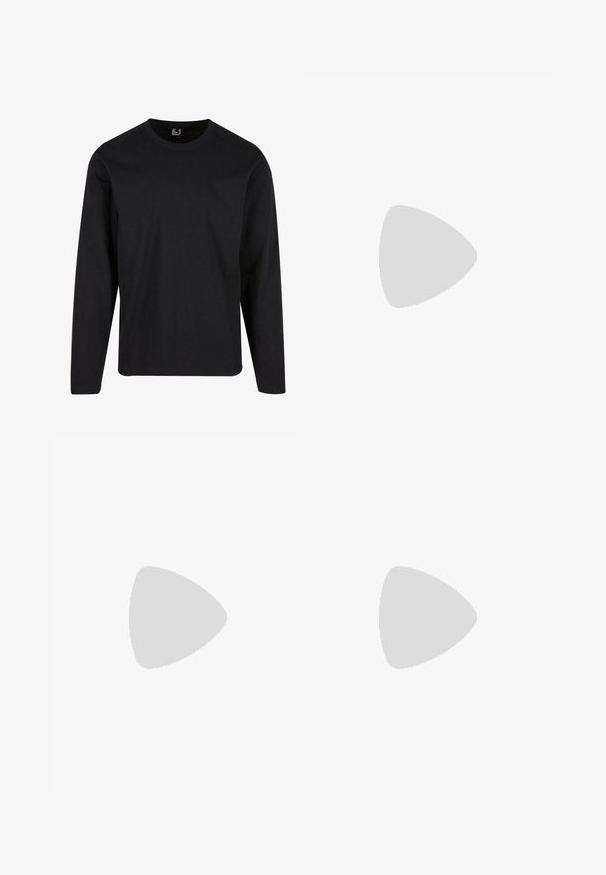 Schwarzes Longsleeve-T-Shirt aus weicher Baumwolle. Es hat einen Rundhalsausschnitt, einen geraden Schnitt und keine Muster. Einfaches Design, das sich gut zum Layering eignet.; Schwarze Cargo-Hosen aus strapazierfähigem Stoff, mit mehreren Seitentaschen, einer Reißverschlusstasche, schmal zulaufenden Beinen und verstärkten Nähten.; Gelbe Stoffsandale mit zwei verstellbaren Riemen, schwarzer Gummisohle, strukturiertem Fußbett und weißem Außensohlen-Detail. Seitenansicht.; Schwarzer Ledergürtel mit einer silbernen rechteckigen Schnalle und einem Logodesign. Verfügt über mehrere Löcher zur verstellbaren Größenanpassung und eine glatte Oberfläche.