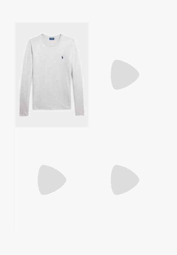 Lysegrå langærmet T-shirt med rund hals og blå Polo Ralph Lauren-logo broderet på venstre bryst.; Beige, lige-benede fløjlsbukser med bæltestropper, frontknap, lynlås og frontlommer.; Damskoledressko i sort ruskind med lav blokhæl, spids tå og beige indvendig for på hvid baggrund.; Kvinde i en sort kjole, der holder en sort læderhåndtaske i halvmåneform med en guldkæde og rem over skulderen.