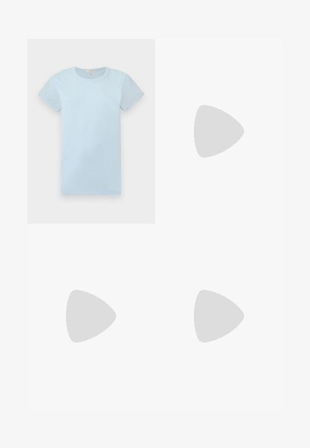 rag & bone T-shirt basique - raindrop; Pantalon noir en tissu lisse, doté d'une fermeture à bouton, de passants de ceinture et d'une coupe droite.; Chaussure plate noire à bride arrière, bout pointu, tige en mesh, bride à boucle réglable et petit talon empilé sur fond blanc.; Un cardigan en maille noir, un haut blanc, une jupe en denim avec un motif de diamants bleus et noirs, un sac à main noir et des sandales à enfiler beiges.
