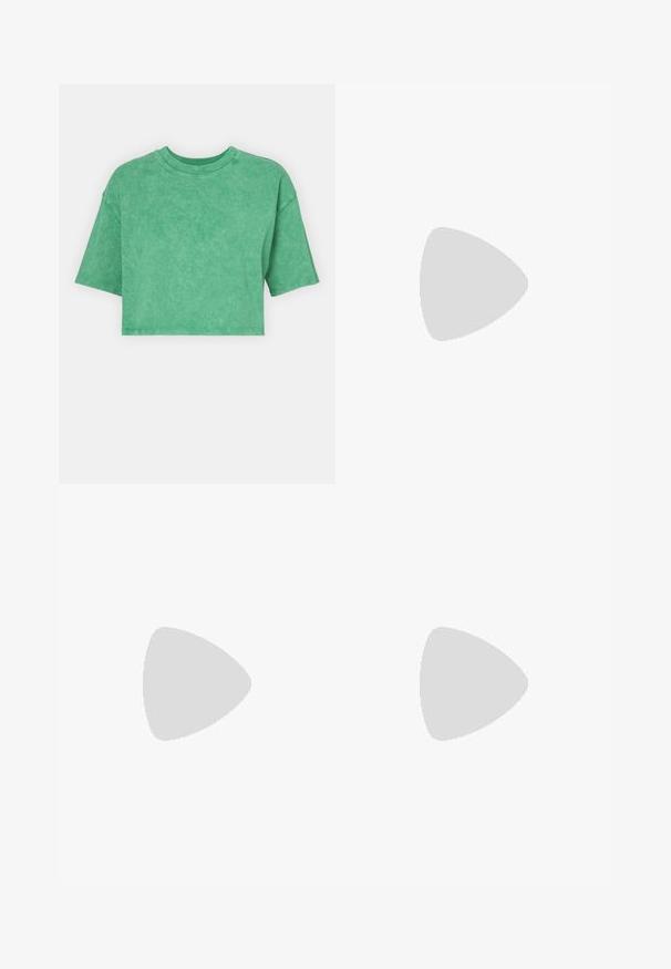 Gekürztes grünes T-Shirt mit leicht strukturiertem Finish, rundem Ausschnitt und kurzen, weiten Ärmeln. Einfaches Design ohne zusätzliche Muster oder Hardware.; Vans CINCHED CHECK - Baggy Jeans - light stonewash; Weißer und beiger Sneaker aus Wildleder- und Mesh-Materialien, mit strukturierten Akzenten, einer abgerundeten Zehenpartie und einer Gummisohle. Verfügt über ein Logo an der Seite.; Ein Paar rechteckige Sonnenbrillen mit lichtblauen, halbtransparenten Rahmen und dunkelgrauen Gläsern, ausgestattet mit geraden Bügeln und minimalen Hardware-Details.