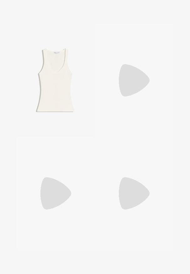 Ærmeløs hvid ribbet tanktop med dyb rund halsudskæring, tætsiddende silhuet og smalle skulderstropper.; Beige plisserede shorts med et skræddersyet design, der har høj talje og en glat tekstur. Fire frontplisseringer skaber volumen. Ingen lommer.; Flad kremfarvet slingback-sko med spids tå og sort sål, minimalistisk design, sideblik på hvid baggrund.; Lille hvid læderhåndtaske med to håndtag, sidepaneler og en dekorativ frontspænde med metaløjer.