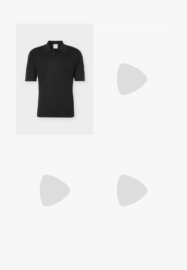 Zwart poloshirt met korte mouwen, kraag en open sluiting, van effen gebreide stof, weergegeven op een witte achtergrond.; Zwarte shorts gemaakt van lichtgewicht stof, met een vlakke voorkant, standaard tailleband en zijzakken. Soepele textuur zonder zichtbare patronen.; Calvin Klein ESS DERBY - Veterschoenen - triple black; Zwarte leren riem met een gladde afwerking, voorzien van een rechthoekige zwarte metalen gesp en een beige binnenvoering. Eenvoudig, klassiek ontwerp.
