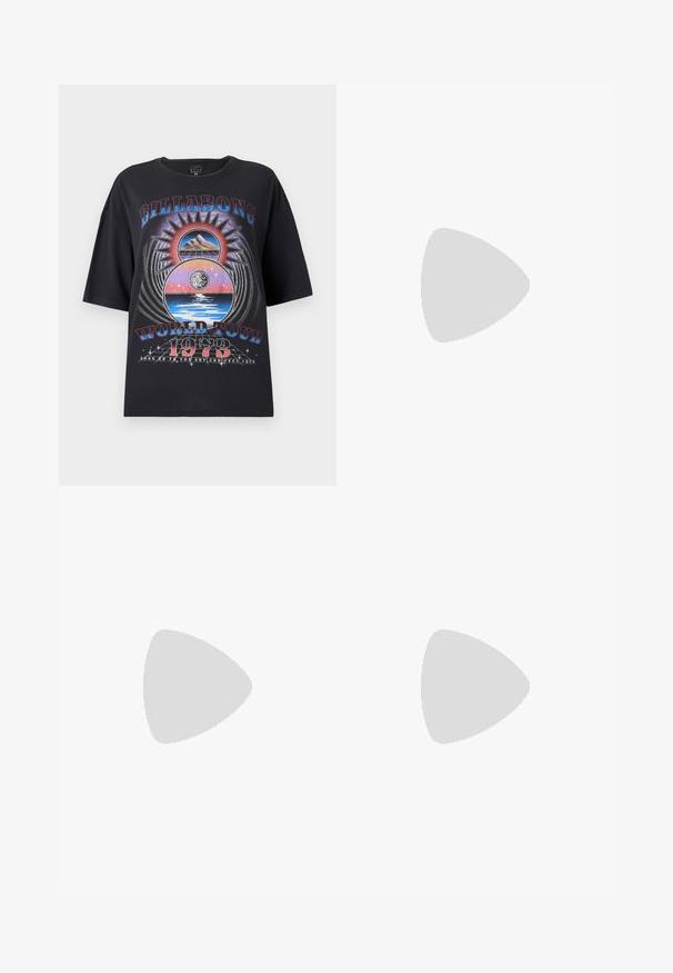 Μαύρο oversized t-shirt με πολύχρωμο γραφικό σχέδιο που περιλαμβάνει βουνά, ήλιο και στοιχεία νερού. Το κείμενο περιλαμβάνει "Billabong World Tour 1973."; Μαύρα τζιν παντελόνια με ίσια γραμμή, πέντε τσέπες, ορείχαλκο εξαρτήματα και λεία υφή. Δύο ετικέτες ορατές στη μέση.; Μαύρο αθλητικό παπούτσι με διχτυωτό επάνω μέρος και γυαλιστερές επενδύσεις. Διαθέτει καμπύλες ελαστικές αναρτήσεις και υφές στις πλευρές. Ο λογότυπος της Nike είναι ορατός.; Σακούλα θαλάσσιου μπλε με υφή υφάσματος, δύο επάνω χερούλια και αποσπώμενο λουρί ώμου. Διαθέτει ένα μικρό λογότυπο Lacoste και φερμουάρ για κλείσιμο.
