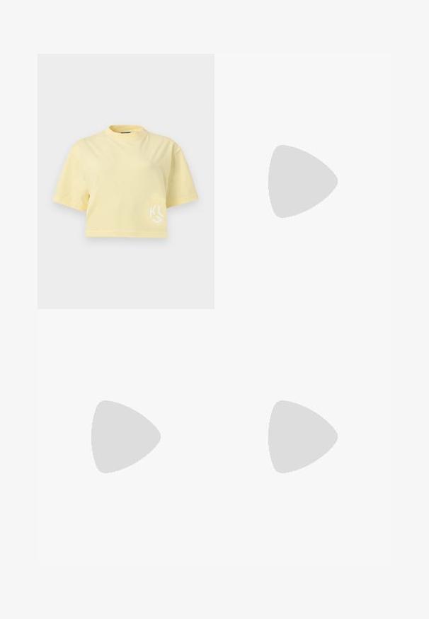 T-shirt court à manches courtes jaune pâle, col rond, avec petit logo blanc sur le bas à droite devant.; Pantalons larges de couleur bleu clair en denim avec une taille élastique. Texture lisse sans motifs ni embellissements visibles.; Escarpin blanc en dentelle avec talon haut, bout pointu et bride nouée avec un détail de logo discret.; Sac à main en cuir blanc texturé avec poignée supérieure, fermeture à rabat, fermoir logo carré argenté et bandoulière amovible.