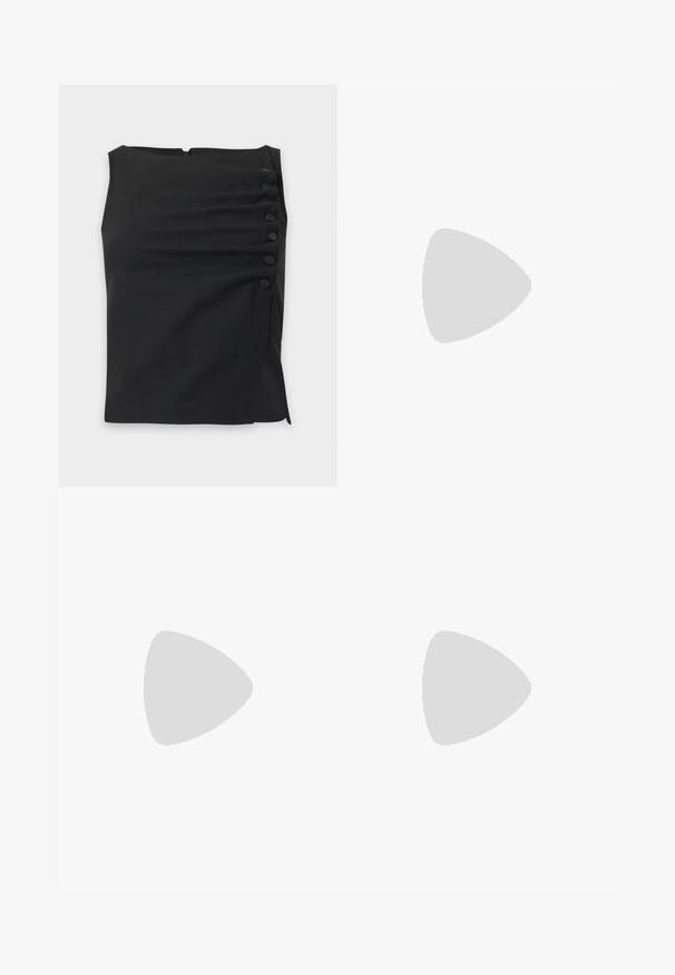 Blusa negra sin mangas con cuello alto y seis botones forrados de tela dispuestos en vertical en el lado derecho.; Pantalones de color crema con un corte ajustado, que presentan un frente plano, pliegues y piernas rectas, hechos de una tela suave y texturizada.; Sandalia negra de cuero con tiras, tacón bajo de tipo kitten, hebilla en el tobillo y pequeño charm dorado sobre un fondo claro y liso.; Bolso de hombro Marc Jacobs de cuero negro con laterales de marco metálico dorado y una correa ajustable sobre un fondo liso.