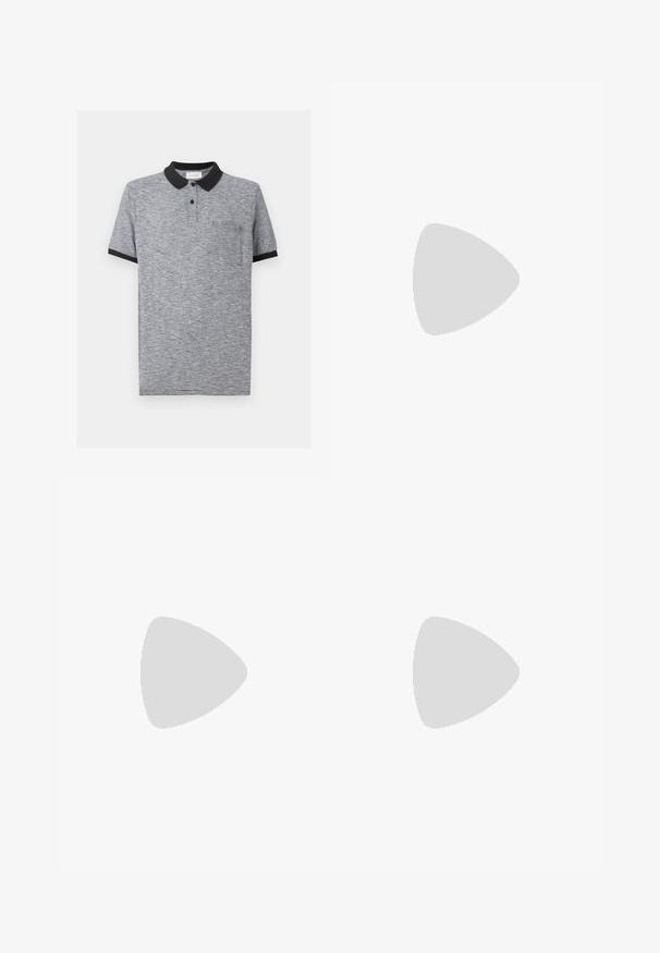 Grijs en zwart dun gestreept poloshirt met zwarte kraag, twee-knops open plooi, korte mouwen met zwarte boordjes en borstzak.; Grijze, gestructureerde broek met een rechte pasvorm, voorzien van een tailleband met riemlussen, voorzakken en een enkele knoopsluiting.; Zwarte lederen schoenen met een gladde afwerking, ronde neus en decoratieve stiksels. Beschikt over een rubberen zool met tractiegrepen en een vetersluiting.; Zwarte schoudertas gemaakt van gestructureerde stof, met een ritssluiting, verstelbare schouderriem en een reliëflogo op het voorpaneel.