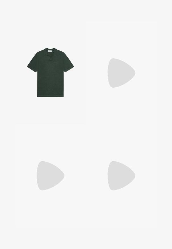 Donkergroen poloshirt met korte mouwen, kraag, knooplijst en subtiel geborduurd "Les Deux"-logo op de linkerborst.; Marineblauwe broek met een slim fit, gemaakt van een katoenen mengsel. Voorzien van een standaard tailleband, een voorkeursrits en zijzakken.; Zwarte leren sneaker met een gladde textuur, ronde neus en vetersluiting. Heeft een dikke rubberen zool en minimale merkaanpassing.; Donkerbruine gestructureerde leren crossbodytas met verstelbare riem en klein decoratief blauw accent aan de zijkant.