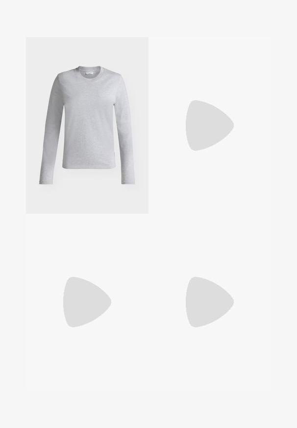 T-shirt gris clair à manches longues et col rond, au design simple, présenté sur fond blanc. Aucun logo ni motif visible.; Jean évasé bleu clair en denim, doté d'un design classique à cinq poches, fermeture à bouton, et décoloration progressive vers l'ourlet.; Chausson en daim beige avec doublure en fourrure blanche, design à enfiler, semelle plate et couture décorative sur le dessus. Texture douce et forme arrondie.; Sac hobo en daim marron avec une grande ouverture courbée et une large bandoulière. Présente une couture centrée à l'avant. Texture lisse.