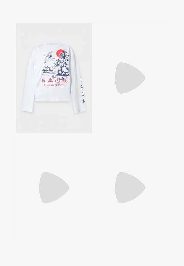 Biela košeľa s dlhým rukávom s modrou japonskou krajinou, červeným slnkom, žeriavom a červeným textom "Japanese Blossom" v angličtine a japonských znakoch.; Čierne cargo nohavice s elastickým sťahovaním v páse, viacerými prednými a bočnými vreckami a voľnými rovnými nohavicami na jednoduchom pozadí.; Čierne platformové tenisky s zakriveným tvarom, textúrovanou kožou, hrubou gumovou podrážkou a dekoratívnymi kovovými prvkami na šnúrkach.; Čierna obdĺžniková kabelka cez rameno s bielymi detailmi na šnúrke, nastaviteľným remienkom s vyrazeným názvom značky a prednou nášivkou s logom.