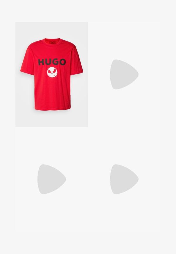 HUGO DIGHTMARE  - Camiseta estampada - red; Jeans de mezclilla azul claro avec un acabado desgastado, detalle de rodilla rasgada, corte recto y estilo de cinco bolsillos. Incluye presillas para el cinturón clásicas.; Zapatilla blanca con un acabado de cuero liso, punta redonda, cuatro ojales, perforaciones sutiles y un detalle de logo rojo en el lateral.; Bolso cruzado de nylon negro con un parche rectangular rojo, compartimentos con cremallera, correa ajustable y una superficie texturizada.