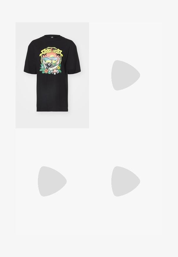Zwarte katoenen t-shirt met een kleurrijk grafisch ontwerp van een zonsondergang, bamboe en verschillende planten, waaronder een yin-yang symbool en paddenstoelen.; Blauwe denim knielange korte broek met knopen aan de voorkant, rits, riemlussen en zakken tegen een effen lichte achtergrond.; Zwarte leren enkellaars met een stevige profielzool, voorzien van decoratieve veters, een gele gestikte rand en een trekloopje aan de hiel.; Zwarte, hoekige zonnebril met grijze lenzen; gemaakt van plastic, met dikke armen met een gladde oppervlakte en zonder zichtbare hardware.