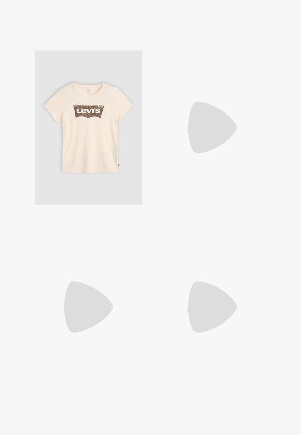 Roomkleurige katoenen t-shirt met korte mouwen, voorzien van een luipaardprint Levi's logo op de voorkant. De stof lijkt glad en zacht.; Blauwe spijkerbroek met een flared model en een middellange taille, voorkzakken, subtiele vervaging en een rafelige zoom. De stof heeft een gladde, stevige textuur.; Ben met witte sokken en zwarte Adidas Gazelle sneakers met witte strepen en dikke bruine zolen op een grijs tapijt.; Gouden creolen met een gestructureerd, onregelmatig oppervlak. Beschikt over een lichtgewicht ontwerp en een ronde vorm, geschikt voor dagelijks gebruik.