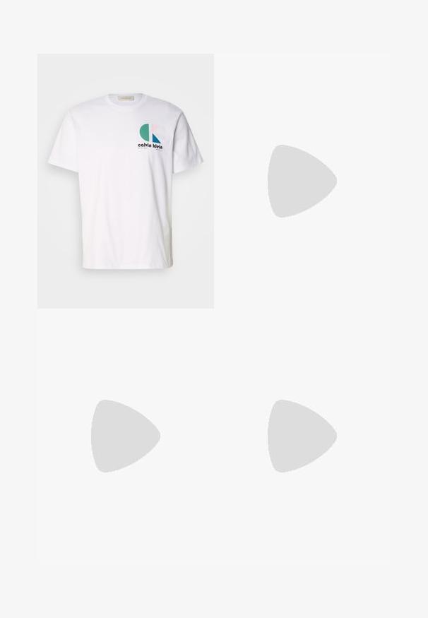 T-shirt en coton blanc avec un design graphique multicolore comportant des formes circulaires et le logo "Calvin Klein" à l'avant. Manches courtes, col rond.; Bermudas cargo noires en tissu léger. Dotées d'une fermeture à bouton et à zip, de deux poches cargo sur les côtés et de détails cousus.; Baskets basses blanches avec languette de talon noire texturée, lacets blancs et semelle épaisse sur un sol en béton poli près de blocs de verre.; Sacoche Calvin Klein noire avec rabat, bandoulière ajustable et petit logo doré à l'avant, sur fond blanc uni.