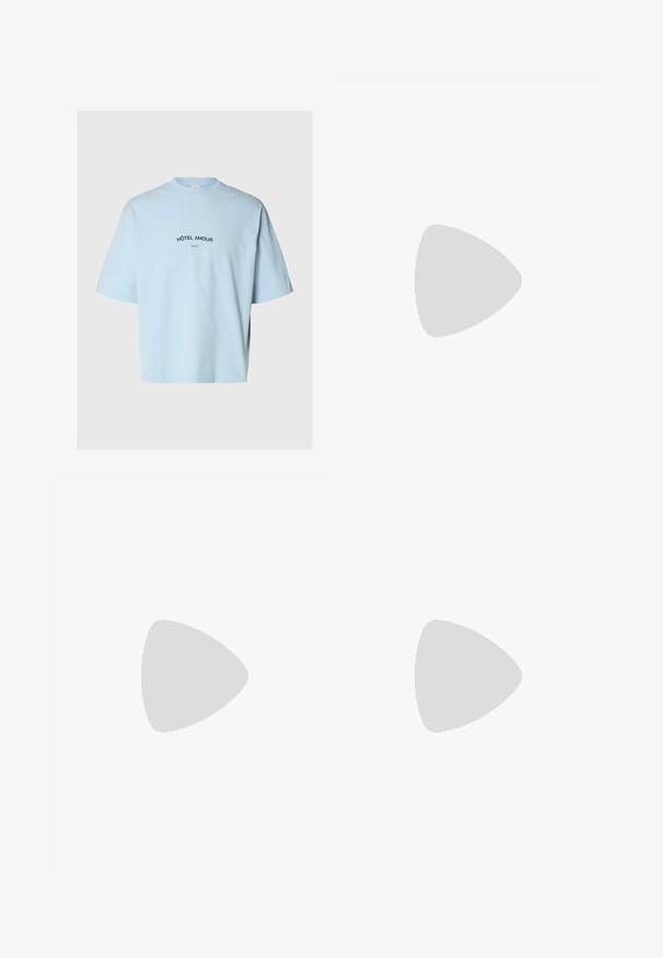 Hellblaues T-Shirt mit kurzen Ärmeln, auf der Brust zentriert mit dem Schriftzug "HÔTEL AMOUR" und kleinem "Selected"-Text, einfarbiger Hintergrund.; Blaue Baumwollshorts mit elastischem Bund, Kordelzugverschluss und dezentem grafischen Detail an der Seite. Glatte Textur und lockere Passform.; Weiße Leder-Sneaker mit beige-gummiartiger Sohle, flachen Schnürsenkeln und V-förmigem Akzent an der Seite. Verfügt über eine glatte Oberfläche und minimale Nahtdetails.; Hellblaue weiche Stofftasche mit schwarzem und weißem Kordel-Schulterriemen vor hellem einfarbigem Hintergrund.