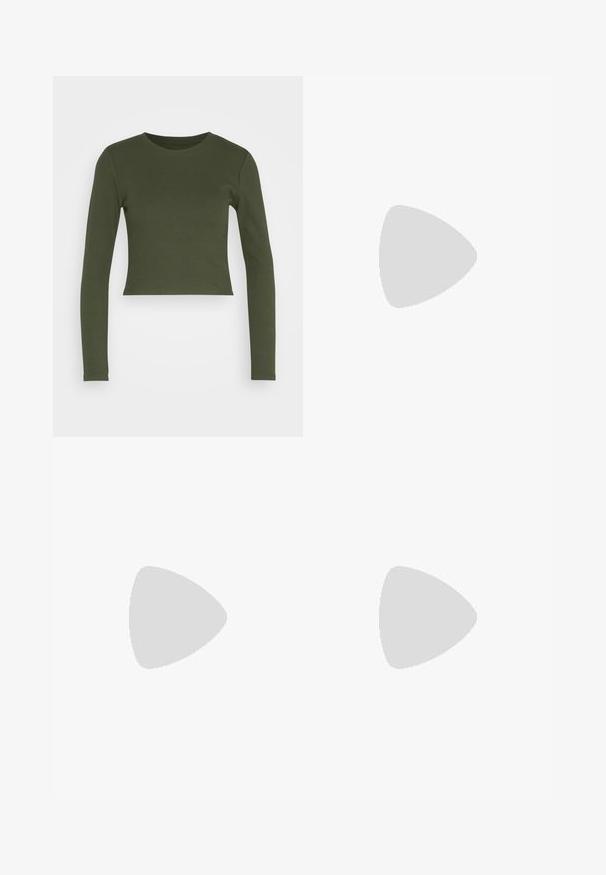 GAP ULTRA CROP RIB TEE - Longsleeve - khaki; Noisy May NMKIRBY PANTS - Cargobroek - kalamata; Witte hoge sneakers met dikke, geribbelde zolen en ronde logo-detail, gedragen met lichtblauwe, wijde denim jeans.; Gewatteerde groene schoudertas met een zachte textuur, rechthoekige vorm, enkele schouderriem en een ritsluiting in goudkleur. Voorzien van een gewatteerd patroon.