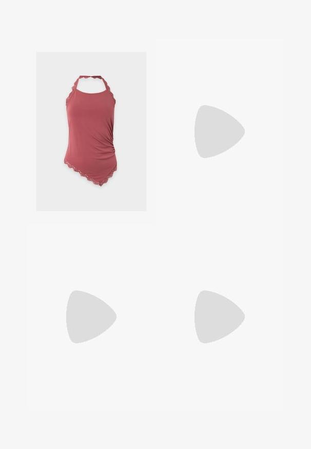 Top rose sans manches à col halter, orné de dentelle, côté froncé et ourlet asymétrique, présenté sur un fond blanc uni.; Jupe midi fleuri en tissu blanc, avec un motif aquarelle de fleurs roses et grises, design évasé et texture lisse.; Sandale à talon haut en cuir verni bordeaux avec fine bride à la cheville et brides croisées sur les orteils sur fond blanc.; Sac bandoulière en cuir marron foncé avec une forme souple et décontractée et une anse nouée torsadée sur un fond blanc uni.
