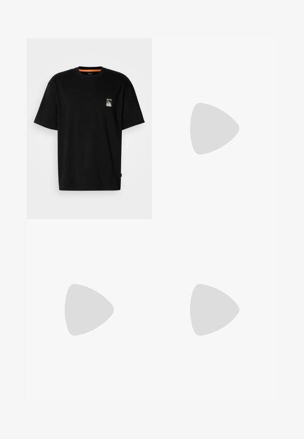 Zwarte katoenen T-shirt met korte mouwen, ronde hals, en een kleine witte en grijze grafiek en logo op de linkerkant van de borst. Oranje label binnenin.; Zwarte cargoshorts gemaakt van lichtgewicht stof, met een elastische tailleband, een trekkoord en zijvakken voor extra opbergruimte.; Zwarte leren BOSS sneaker met veters die binnenshuis zweeft tegen een glazen blokkenmuur en een betonnen vloer op de achtergrond.; Zwarte rechthoekige crossbodytas met verstelbare band en BOSS-logo aan de voorkant, tegen een effen lichte achtergrond.