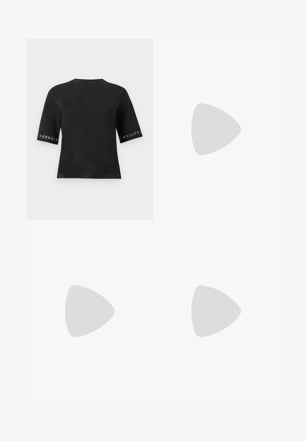 Sort kortærmet top med rund halsudskæring og dekorative udskæringer nær ærmekanterne, vist på en ensfarvet baggrund.; Lyseblå flagrende jeans i denim af bomuld. Features høj talje, fem lommer og synlige sømme langs sømme og kant.; Beige fnug Mary Jane flad sko med rund tå, justerbar rem med cirkelformet spænde og sort sål på hvid baggrund.; Sølv hjerteformede øreringe med tre hængende hjerter, prydet med glitrende rhinsten. Reflekterende overflade med indgraveret mærkenavn.