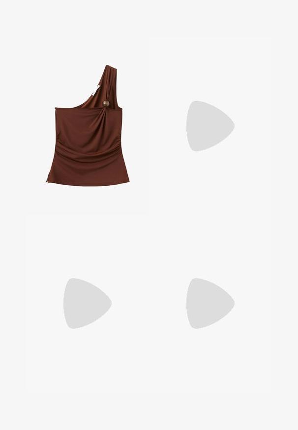 Haut asymétrique marron sans manches avec un seul bouton en bois rassemblant le tissu à l'épaule.; Jupe longue marron en tissu doux et lisse. Elle présente des plis subtils, un design simple et une taille élastique pour le confort.; Sandale noire en cuir verni à talon haut avec talon aiguille fin, bout ouvert et fine bride sur le dessus du pied et autour de la cheville.; Sac à bandoulière en cuir marron foncé avec une forme courbée, une sangle réglable et une fermeture éclair dorée le long du bord inférieur.