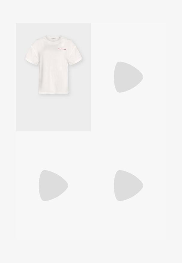 Witte T-shirt met korte mouwen en ronde hals met rode tekst "Marc O’Polo Denim" op de linker bovenkant van de borst, weergegeven op een effen achtergrond.; Blauwe spijkerbroek met rechte pijpen, vooraan knoop- en ritssluiting en voor- en achterzakken, weergegeven tegen een witte achtergrond.; Bordeaux leren enkellaarsjes met een spitse neus, textuur op het oppervlak en een taps toelopende lage hak. Heeft subtiele stiksels en een strakke pasvorm.; Donkerbruine suède handtas met twee lange hengsels en een klein bevestigd label, tegen een effen lichte achtergrond.