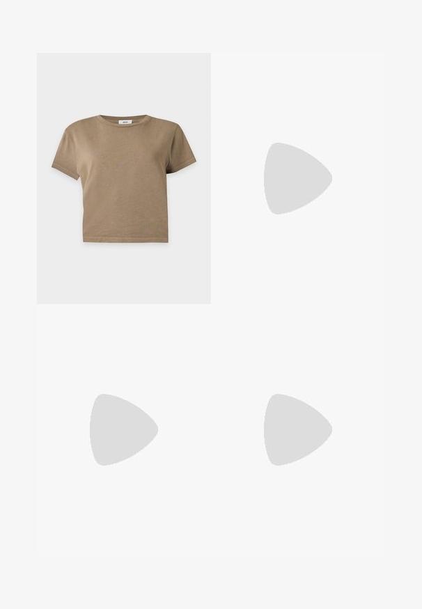 Effen bruine korte mouwen cropped t-shirt met ronde hals op een lichtgrijze achtergrond.; Zwarte denim broek met een rechte pijp, voorzien van vijf zakken, een knoopsluiting en zichtbare stikseldetails.; Zwarte leren puntschoen met lage hak en gladde afwerking, zijaanzicht op een lichtgrijze achtergrond.; Bruine suède schoudertas met een lange verstelbare band en een gouden draaisluiting op de voorflap.
