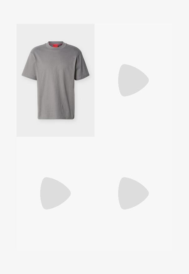 Camiseta gris de manga corta con cuello redondo y un sutil logo "HUGO" centrado en el pecho, además de una etiqueta de la marca roja en el interior del cuello.; Jeans negros de pierna recta con botón y cremallera frontal, bolsillos delanteros y traseros, y una etiqueta blanca visible en el bolsillo delantero derecho.; Zapatilla deportiva de lona negra con detalles en rojo, puntera de goma y suela blanca. Cuenta con cordones negros y un diseño texturizado en el lateral.; Maletín de cuero negro texturizado con bolsillo frontal con cremallera y asas dobles, con un pequeño logo de Calvin Klein en la esquina inferior.