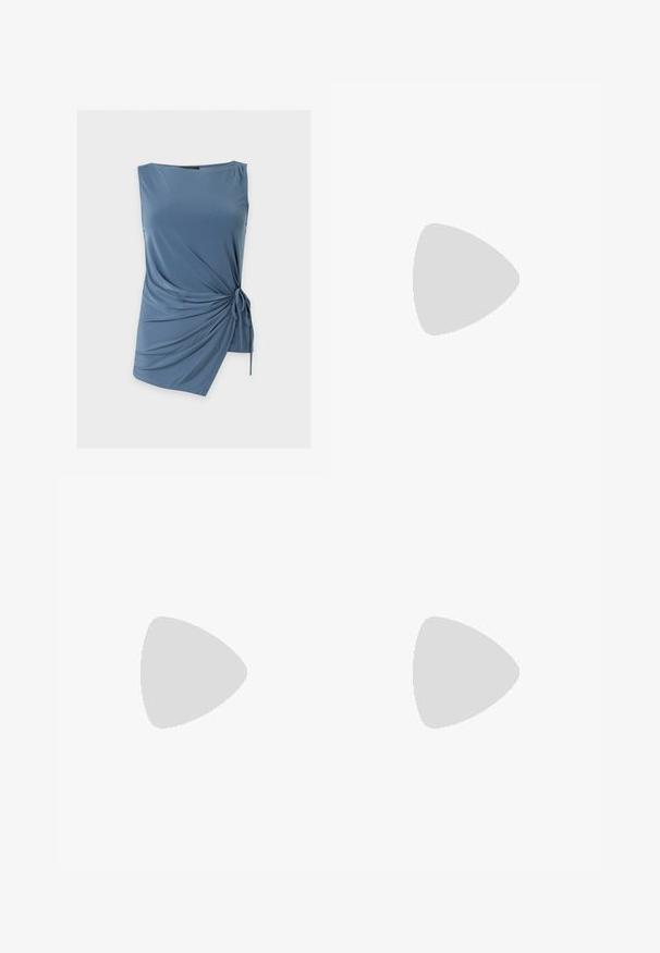 Haut bleu sans manches avec encolure ronde et détail noué sur le côté créant un tissu froncé et drapé d'un côté.; Pantalon bleu marine à jambes larges avec ceinture élastique et cordon à l'avant, en tissu doux et texturé.; Sandales à talons noirs avec plusieurs fines lanières sur le bout, une seule lanière à la cheville avec une boucle dorée, et un bout carré.; Pochette en cuir souple couleur crème avec un design froncé et une fine bandoulière reposant à l’avant sur un fond uni.