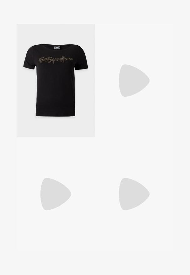 Sort t-shirt med korte ærmer og guldprikket kursiv tekst "Ea7 Emporio Armani" hen over brystet samt et EA7 mærke ved halsudskæringen.; Stramme jeans i mørkegrå denim med en mellem-højde talje, forlommer og diskrete fading effekter for et struktureret udseende.; Sorte flade sandaler med en glansfuld lakfinish, tynde stropper og lukning med spænde på siden. Har et minimalistisk design og glat tekstur.; Beige læder skuldertaske fra Michael Kors med buet top, guld kædestrop og lille frontlogo.