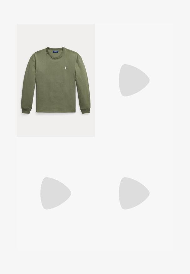 Dugorukava majica u maslinasto zelenoj boji s okruglim izrezom, s malim bijelim logotipom Polo Ralph Lauren na lijevoj strani prsa i rebrastim manšetama.; Muške kratke hlače boje tamnobež s elastičnim pojasom i kopčanjem na gumb, jednostavnog dizajna, duljine do sredine bedra, od glatkog tkanog materijala.; Tamnopravnati mokasinski kožni cipela s crnim robusnim potplatom i zelenom oznakom Polo logotipa sa strane, prikazana iz bočnog kuta.; Crni kožni remen s crnom pravokutnom kopčom i utisnutim logotipom na omči remena, smotan na jednobojnoj svijetloj pozadini.
