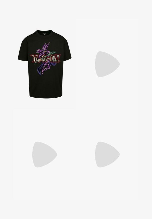 Čierne bavlnené tričko s grafikou purpurovej postavy so žezlom, s textom "Yu-Gi-Oh!" v červenej a zlatej farbe pod ním.; Čierne bavlnené nohavice s elastickým pásom, dvoma bočnými vreckami a voľným strihom. Obsahujú švy a minimálny dizajn.; Čierny robustný teniska s textúrovaným dizajnom, hrubou podrážkou a šnurovaním, zobrazená na jednoduchom neutrálnom pozadí.; Čierna textilná kabelka cez telo so nastaviteľným popruhom, predným klapkovým vreckom a zipsovým vreckom. Obsahuje označené hardvér a kompaktný obdĺžnikový tvar.