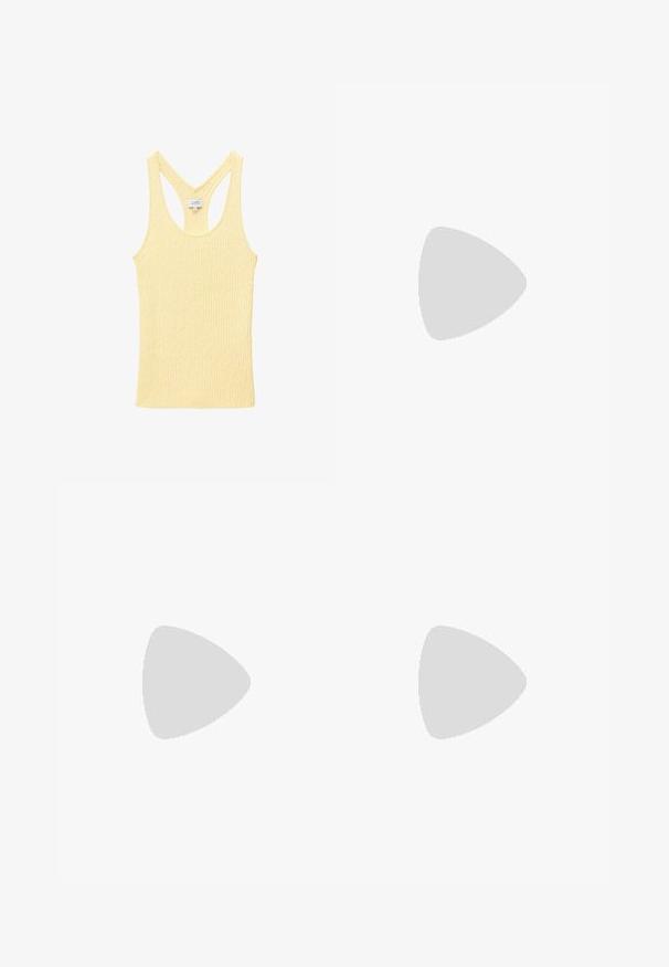 Blød gul ribbet tanktop med racerback-design, lavet af tekstureret strikstof.; Mørkeblå denimnederdel med to store forlommer, en metalknaplukning og lige snit. Let tekstureret stof.; Sorte læder flade sko med spidse tå, sølv spænde detaljer og dekorative nitter. Har en lav hæl og glat tekstur.; Sort flettet hobo-taske med blød struktur og integreret håndtag, vist på en ensfarvet lys baggrund.