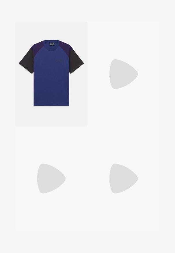 T-Shirt mit kurzen Ärmeln und Rundhalsausschnitt, dunkelblaue Vorderseite, lila Schultern, schwarze Ärmel und kleinem EA7 Emporio Armani Logo auf der Brust.; Graue Jogginghosen aus einem weichen Stoff, mit Cargo-Taschen und einem gemusterten Seitenstreifen für zusätzliche Details. Mit elastischem Bund.; Weiße Sneaker mit Wildlederelementen, runder Zehenpartie, flachen Schnürsenkeln und einer cremefarbenen Gummisohle. Mit grünen Markenlogo am Fersenbereich.; Schwarze Bauchtasche mit Frontreißverschlusstasche und silbernem Adlerlogo, glattes Gewebe mit strukturiertem Besatz und Reißverschlussanhängern.
