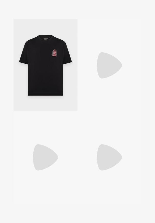 Sort T-shirt med korte ærmer og rund hals, med et lille rødt og hvidt broderet våbenskjold på øverste venstre bryst.; Hvide denimshorts med lige snit. Har frontlommer og metalknaplukning. Glat tekstur og syning detaljer.; Sort læder Chelsea støvle med elastiske sidelæg, tekstureret overflade, rund tå og en lav stablet hæl. Har en grebsløkke for nem påtagning.; Halskæde med kædeled i sølv, der holder ovale dybrøde ædelsten arrangeret i en kontinuerlig sløjfe på en hvid baggrund.