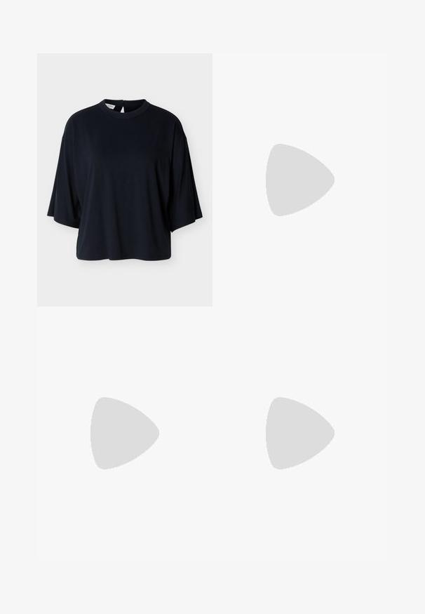 Zwarte oversized kortärmelige blouse met ronde halslijn en knoopsluiting aan de achterkant, afgebeeld op een witte achtergrond.; Zwarte wijde broeken gemaakt van een soepele stof, met plooien, een platte tailleband en zonder zichtbare zakken of versieringen.; Zwarte leren schoenen met een T-bandontwerp, gesloten teensluiting en zilverkleurige gespdetails. Glad oppervlak met een ronde neus en platte zool.; Zwarte leren tote-tas met twee lange handvatten en een licht gebogen bovenrand, getoond tegen een effen lichte achtergrond.