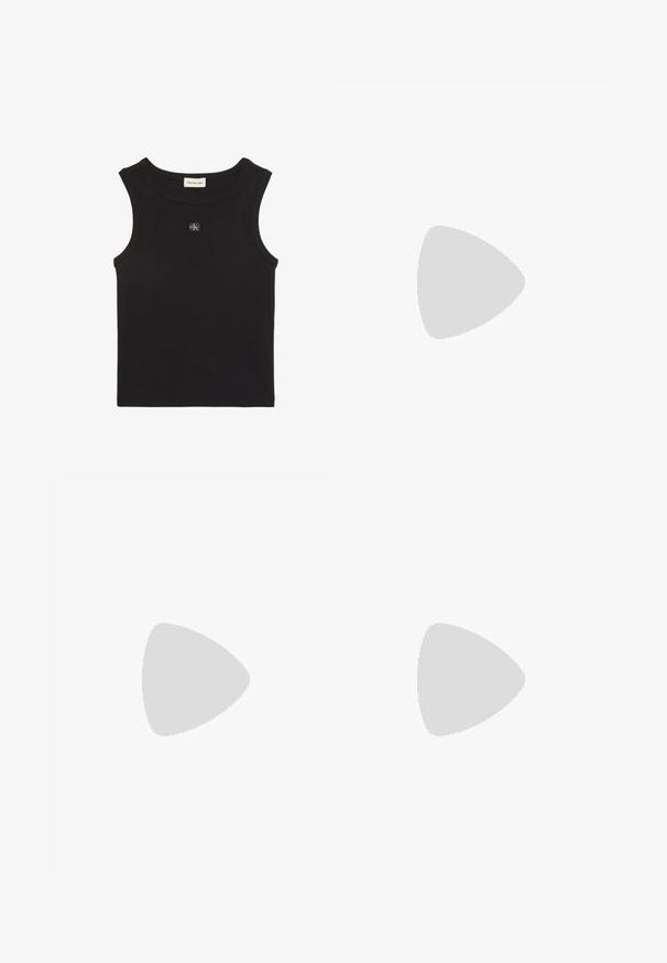Sort ærmeløs ribstrikket tanktop med rund halsudskæring og lille Calvin Klein-logo patch centreret på brystet.; Lyseblå denimjeans med høj talje, lige ben og subtile lysninger. Har bæltestropper, fem lommer og lukning med metalknap.; Sort flad lædersko med spidst tåparti og lav hæl, vist i sideprofil mod en hvid baggrund.; Lille hvid halvmåneformet håndtaske med kort rem, lynlås og sort "cK"-logo foran.