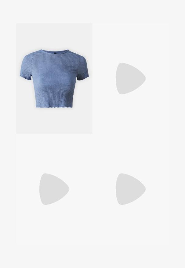 ONLY Petite ONLNADIE  - Βασικό μπλουζάκι - coronet blue; ONLY Petite ONLKENDELL - Jeans Skinny Fit - light medium blue denim; Μαύρο mule παπούτσι με ψηλό τακούνι, ανοιχτή μύτη και λογότυπο "RAID" στην εσωτερική σόλα, τοποθετημένο σε γκρι πλακόστρωτο κοντά σε πλακιδωτό τοίχο.; Μαύρη δερμάτινη τσάντα χειρός με στρογγυλεμένο σχήμα, διακοσμημένη με ασημένιες λεπτομέρειες με καρφιά και κοντή λαβή. Λείο υλικό και κλείσιμο με φερμουάρ.
