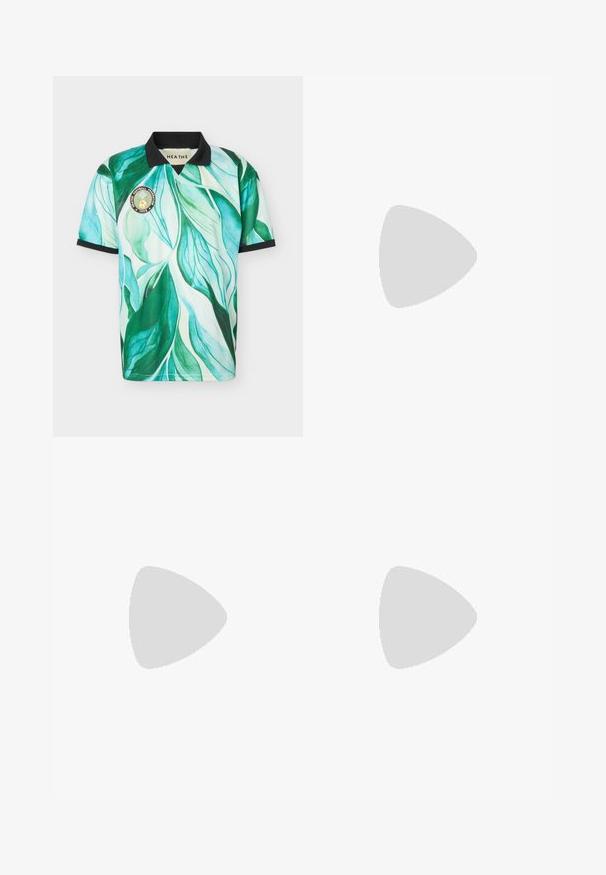 Fußballtrikot mit kurzen Ärmeln, grün-blauem Blattmuster, schwarzem Kragen und Ärmelabschluss sowie einem runden Team-Patch auf der Brust.; Schwarze Jeans aus Denim mit geradem Bein, ausgestattet mit fünf Taschen, einem vorderen Knopfverschluss und dezentem Verblassen für Struktur.; Brauner textile Schuh mit Hahnentrittmuster, Lederdetails und Schnürdesign. Dicke, strukturierten Sohle sorgt für Unterstützung und Stabilität.; Schwarze Sonnenbrille mit einem geschwungenen Rahmen und dunklen Gläsern. Sie verfügt über eine matte Oberfläche und den Markennamen "ARNETTE" an der Seite.