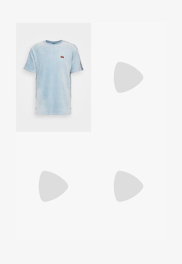Ellesse MADORI - Tričko s potlačou - light blue; Džínové šortky v tmavomodrej farbe so strižením rovného strihu, klasickým pásom a kovovým zapínaním; majú kontrastné žlté prešitie a lem.; Čierne tenisky Nike Air Force 1 s hladkým koženým zvrškom, perforovanou špičkou pre priedušnosť, čiernymi šnúrkami a textúrovanou gumovou podrážkou.; Strieborný náhrdelník z reťaze s alternujúcimi časťami pevných čiernych akcentov. Má hladký, leštený povrch a ľahký dizajn.