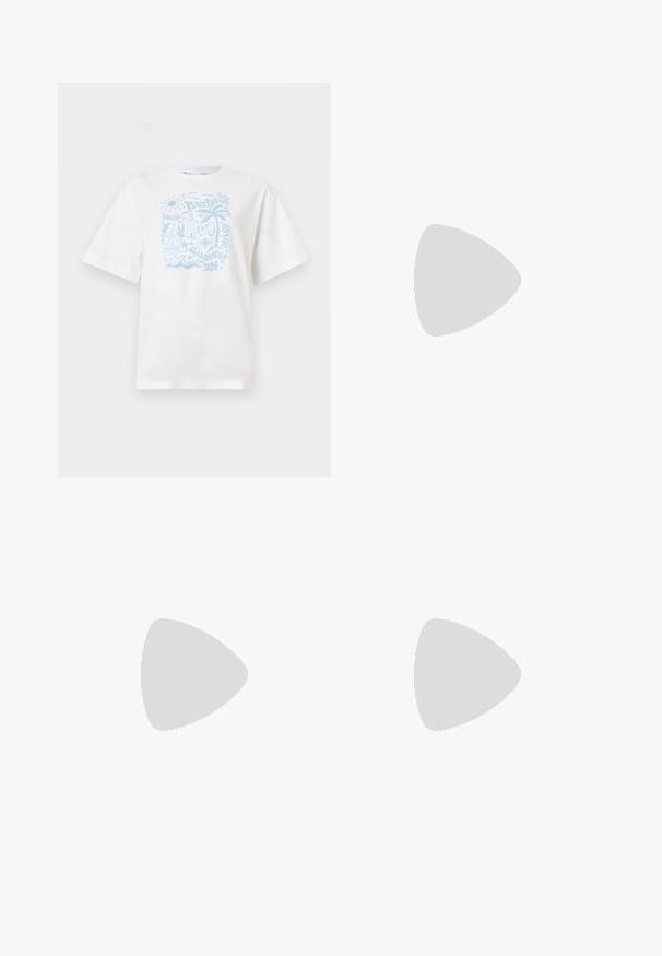 T-shirt blanc à manches courtes avec un graphisme estival bleu clair, comprenant soleil, palmier, voilier, phare et le texte « Barbour Made for Summer 1894. »; Pantalons taillés de couleur crème avec une jambe droite, présentant des plis sur le devant et une finition lisse. La taille est plate et sans ornements.; Baskets blanches à enfiler en cuir lisse, avec une fermeture éclair dorée et un accent près du talon avec une finition texturée et un logo embossé sur le côté.; Boucles d'oreilles en forme de cœur couleur or, ornées de strass transparents, avec une surface texturée et des bords polis.