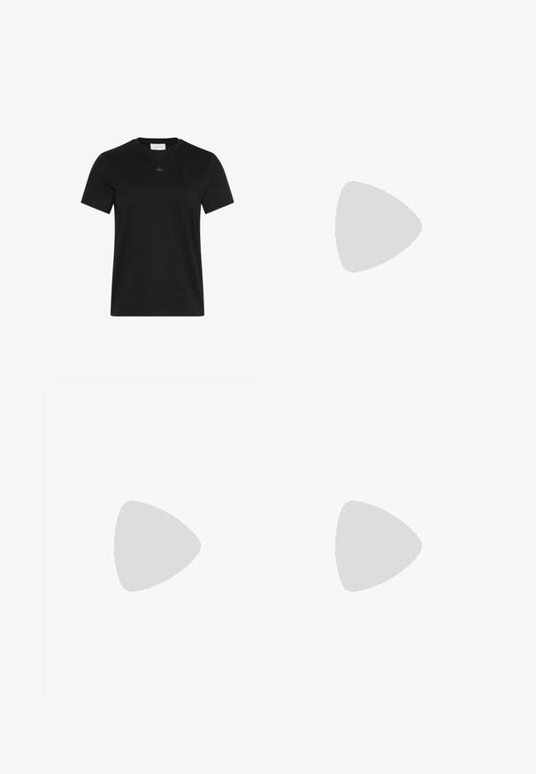 T-shirt noir à manches courtes col rond avec petit logo Calvin Klein centré sous l'encolure.; Jupe en denim bleu avec une coupe ajustée, ourlet brut et poches avant classiques. Texture lisse avec un léger dégradé pour un look décontracté.; Sandale à talon ouverte en cuir noir avec un logo doré sur la bride, flottant au-dessus d'une surface extérieure carrelée avec de la verdure en arrière-plan.; Sac fourre-tout en cuir noir avec une seule large bandoulière et un logo Calvin Klein discret au centre inférieur.