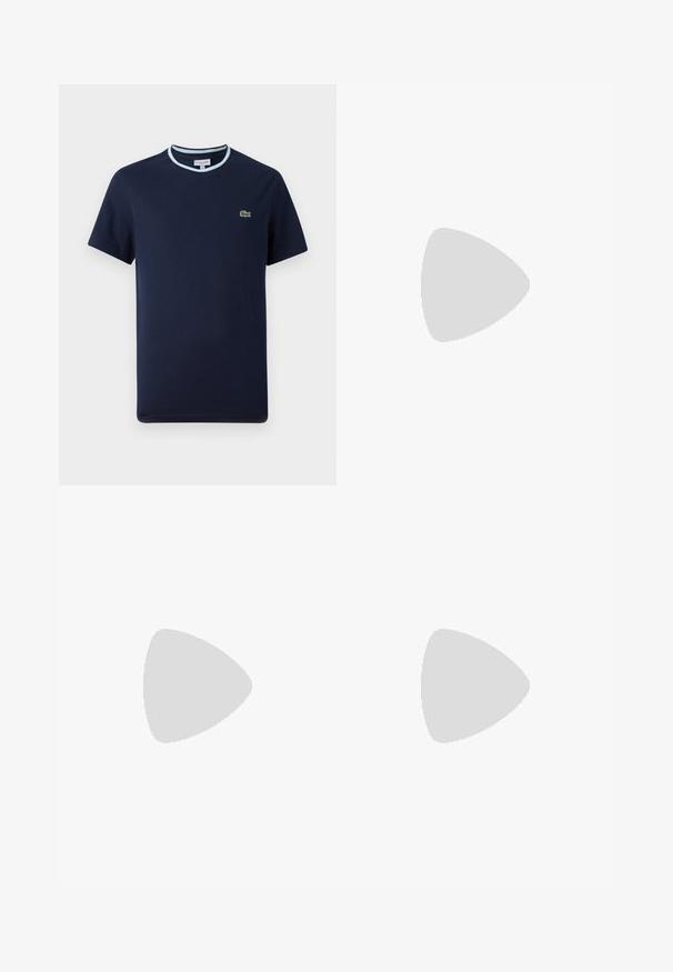 T-shirt bleu marine en coton, avec un col côtelé bleu clair. Présente un petit logo crocodile vert sur la poitrine. Design à manches courtes.; Shorts bleu marine en mélange de coton doux, dotés d'une taille élastique avec cordon de serrage et de poches latérales.; Baskets en cuir blanc avec un bout arrondi, design minimaliste, lacets gris et semelle en caoutchouc gris texturé. Détails de couture subtils visibles.; Sac fourre-tout en toile beige avec de longues anses et le texte noir "ARKET" imprimé sur le devant.