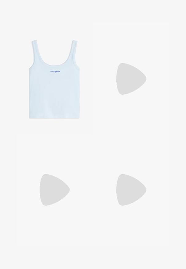 Hellblaues, geripptes Tanktop mit dünnen Trägern und "tommy jeans" Logo in Blau mittig vorne bestickt.; Hellblauer Denim-Maxirock mit einem Frontschlitz, typischer A-Linien-Form, verarbeitetem Saum und klassischem Fünf-Taschen-Design. Knopfverschluss an der Taille.; Sneaker in cremefarben mit einer strukturierten, beigen Gummisohle, schnürungsdesign und dezentem Branding an der Seite. Glattes Lederobermaterial.; Braune Wildleder-Tommy-Hilfiger-Handtasche mit verstellbarem schwarz-braunem Riemen und Quasten-Detail auf weißem Hintergrund.