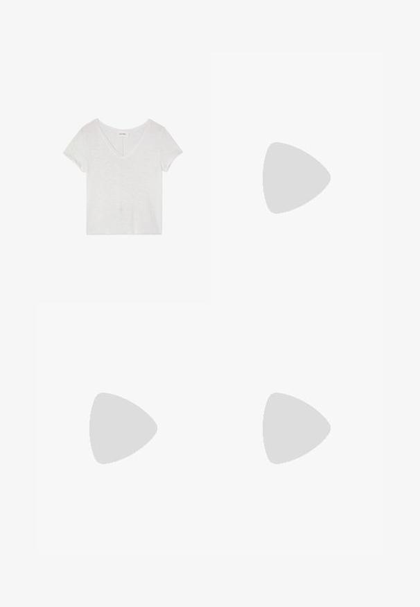 Hvid cropped t-shirt med v-udskæring og korte ærmer, lavet af let, let struktureret stof. Minimale mærker synlige nær kraven.; Lysblå denimshorts med en bred skæring, standard fem-lomme design og et struktureret stof med en falmet finish.; ALDO NELTA - Ballerinasko - black; Brun ruskind skuldertaske med enkelt rem, buet top og en lille kvast med en guldbeklædning på siden mod en ensfarvet baggrund.