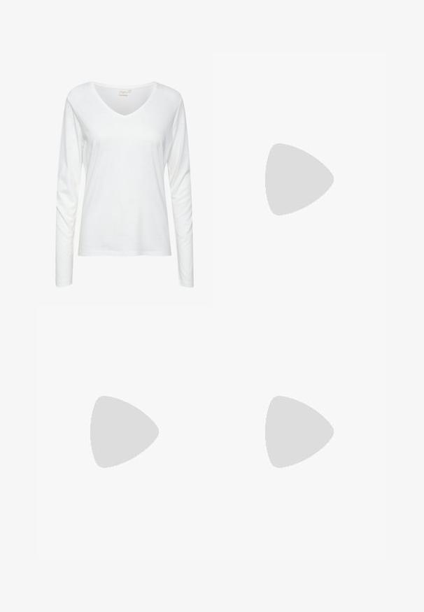 Weißes langärmliges V-Ausschnitt-Shirt aus weichem Baumwollmaterial. Verfügt über eine entspannte Passform mit glatter Textur und einfachen Nähdetails.; Hellbeige weit geschnittene Hose mit vertikalen Streifen, elastischem Bund und Knopfverschluss. Hergestellt aus strukturiertem Stoff für eine lockere Passform.; Braune Lederloafer mit einer strukturierten, geflochtenen Vorderseite, runder Spitze und niedrigem, gestapeltem Absatz. Glatte Oberfläche mit dezenten Steppnähten.; Braungetönte Sonnenbrille mit Schildpattmuster, eckigem Rahmen und schlanken Bügeln. Hergestellt aus leichtem Kunststoffmaterial.