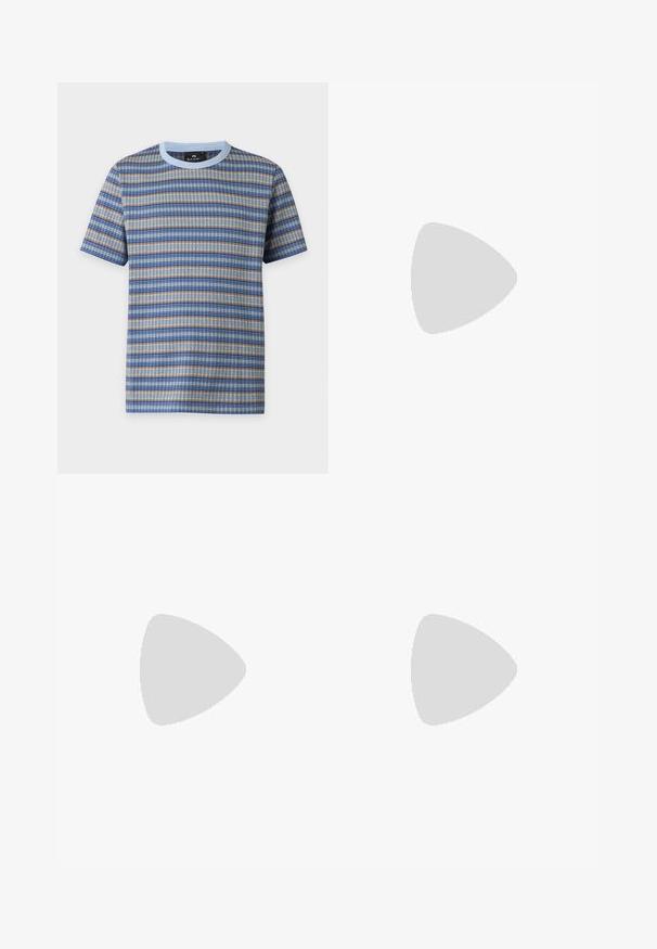 Kurzärmeliges T-Shirt mit Rundhalsausschnitt und horizontal blau-beige-grau gestreiftem Strickmuster sowie hellblauem Kragen.; Blaue Jeans aus Denim mit geradem Schnitt, ausgestattet mit fünf Taschen, Gürtelschlaufen und subtilen Ausbleichungen im Stoff.; Flach geschnittener dunkelbrauner Ledersneaker mit schwarzer Gummisohle, Schnürung vorne und schlicht-minimalistischem Design auf hellem Hintergrund.; Hellbraune Leder-Umhängetasche mit verstellbarem Trageriemen und vertikaler Reißverschlusstasche, von der Seite vor hellem, einfarbigem Hintergrund gezeigt.