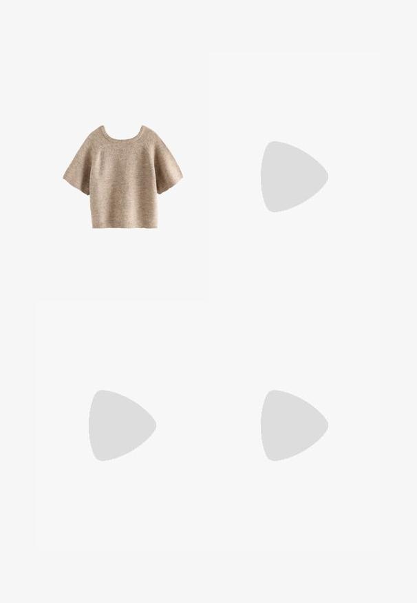 Suéter de punto corto de manga corta de color marrón claro, con mangas anchas y sueltas, y dobladillo y cuello acanalados.; Pantalones cortos blancos con cintura elástica, bolsillos laterales y un corte relajado, diseñados para uso casual.; Zuecos de gamuza verde con una correa ancha y hebilla de metal, plantilla de corcho y suela de goma. Presenta un pequeño orificio de ventilación en la parte superior.; Collar de tono dorado con un diseño curvado y suave, que cuenta con una cadena enlazada para ajustar la longitud y un cierre seguro.