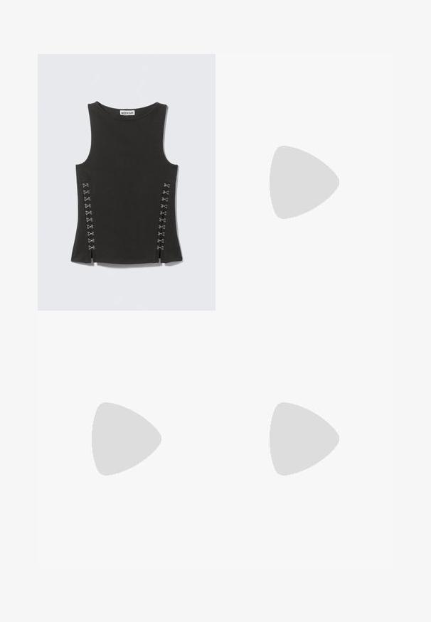 Sort ærmeløs top med rund halsudskæring og sølvfarvede hægte- og øjefastgørelser arrangeret i to lodrette rækker på hver side nær kanten.; Sorte denim shorts med høj talje, der har en rå kant og slidte detaljer. Indeholder fem lommer og en metalknap lukning.; Knæhøje sorte læderstøvler med en let blank finish, rund tå og chunky hæl. Har minimal syning og en glat tekstur.; Sort læderbælte med sølvspænde, flere metaløjer og jævnt fordelt pigge langs hele længden, designet som et modeaccessory.