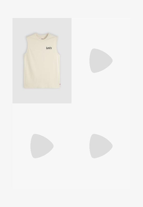 Ärmelloses beiges Baumwolltop mit Rundhalsausschnitt, mit kleinem schwarzem Levi's-Logo auf der linken Brust und rotem Levi's-Etikett in der Seitennaht.; Beige Cargo-Shorts aus Baumwolle mit einem Kordelzugbund, zwei Seitentaschen und einer einzelnen Seitentasche, mit sichtbaren Nähdetails.; Schwarze Birkenstock-Sandale mit Schnalle und Korksohle schwebt über einer Holzbank im Freien vor grünem Laubhintergrund.; Braune rechteckige Sonnenbrille mit dunkelgrünen Gläsern. Verfügt über gemusterte schwarze Bügel und metallische Akzente an den Seiten. Leichter Kunststoffrahmen.