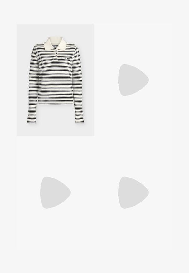 Polo blanc à manches longues avec des rayures horizontales noires et deux boutons au col.; Jean large en denim bleu foncé, avec une taille haute, un léger effet délavé et un design classique à cinq poches. Cousu avec un fil de contraste.; Chaussure plate en cuir verni noir avec un bout pointu, des côtés ouverts et un détail en nœud. Elle dispose d'un petit talon et d'une texture lisse.; Sac à main en cuir beige matelassé avec quincaillerie dorée, une chaîne en bandoulière et une anse supérieure. Dispose d'un rabat à l'avant et d'un détail de logo signature.