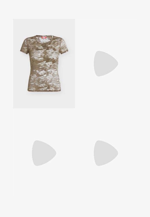 Kurzärmeliges, enganliegendes Mesh-T-Shirt im braunen Camouflage-Muster mit einem kleinen Diesel-Logo unterhalb des Kragens, auf neutralem Hintergrund.; Grauer Denim-Midi-Rock mit vertikalen Nadelstreifen, hoher Taillenbund, Fünf-Taschen-Design und einem sauberen Saum.; Schwarze Leder-Stiefel bis zum Knie mit strukturiertem Finish, seitlichem Schnallenakzent und niedrigem Absatz. Detaillierte Steppnähte entlang der Nähte.; Schwarze Handtasche aus lackiertem Leder mit einer einzigartigen, geschwungenen Form, kurzem verstellbarem Griff und einem Reißverschluss oben. Glatte Textur mit dezentem Branding.